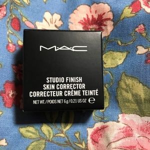 MAC Cosmetics Makeup - MAC Studio Finish Skin Corrector - Pure Orange MAC Cosmetics Makeup - MAC Studio Finish Skin Corrector - Pure Orange